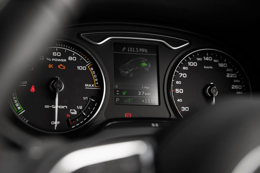 Панель приборов Audi A3 Sportback e-tron (8V) 2015 года  (AU) (фото 2 из 25)